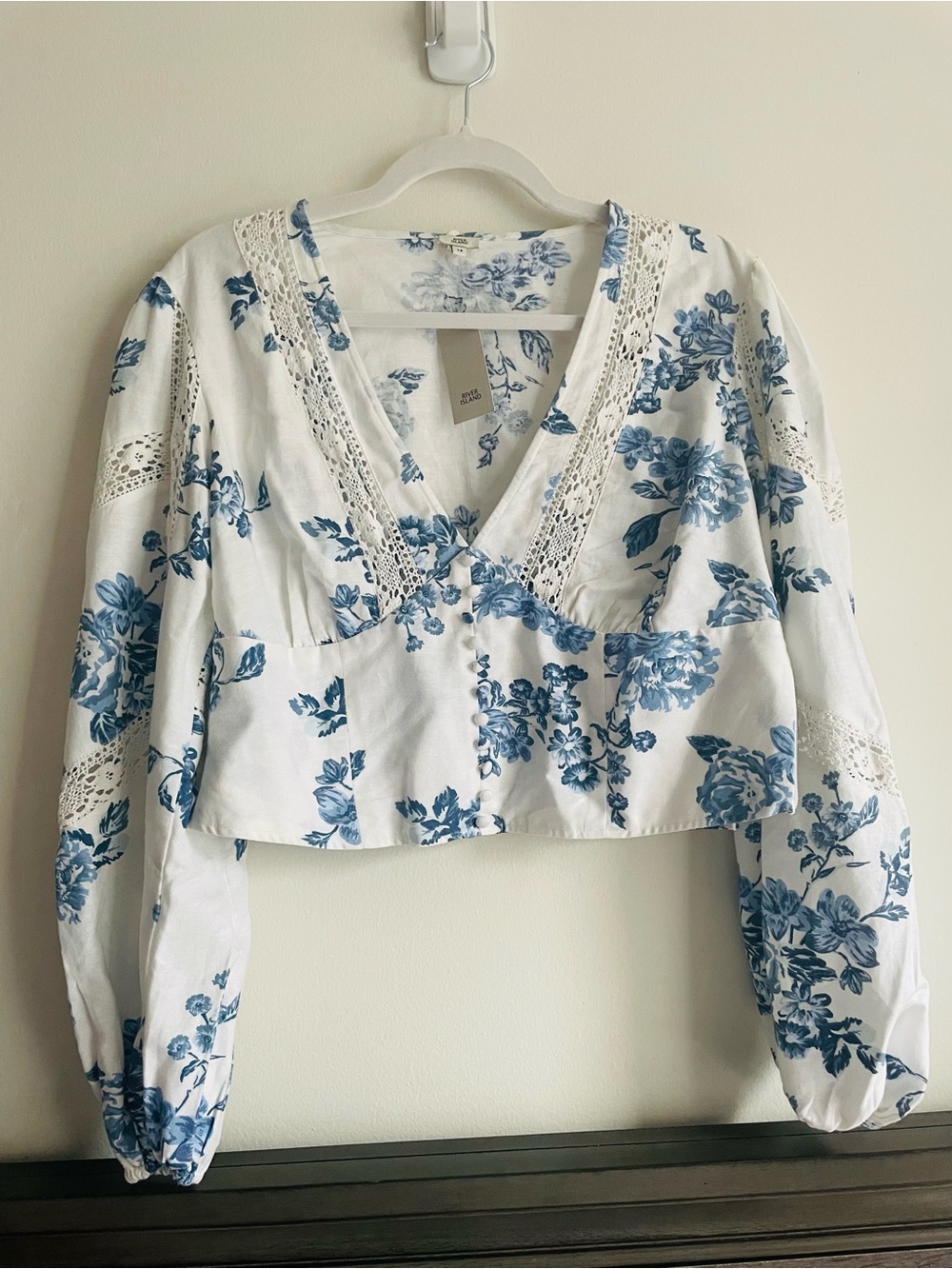 River Island Women's White & Blue Floral V-Neck Cropped Blouse